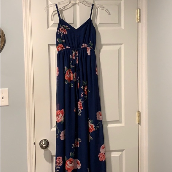 Doe & Rae Dresses & Skirts - Doe and Rae Floor length floral dress.